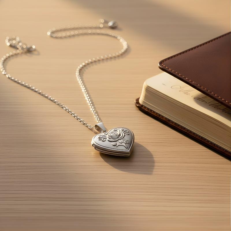 Heart Locket Necklace Photo - Готическое винтажное ожерелье с сердцем для
