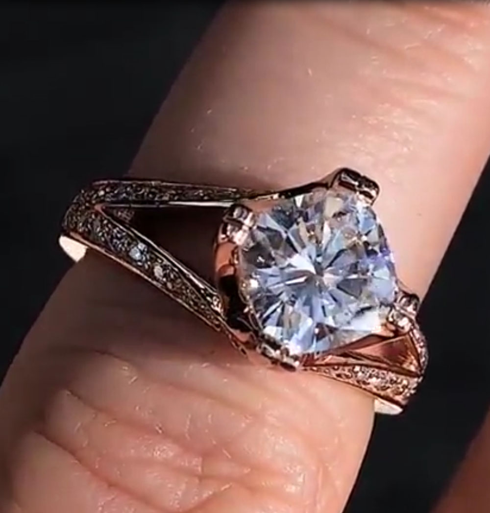 Изготовленное на заказ твердое – обзор и цена Moissanite Engagement Ring 1 Carat